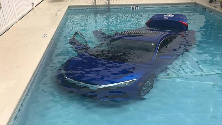 Έστειλε το αυτοκίνητο για μπάνιο μαζί με τον άντρα και την κόρη τους!